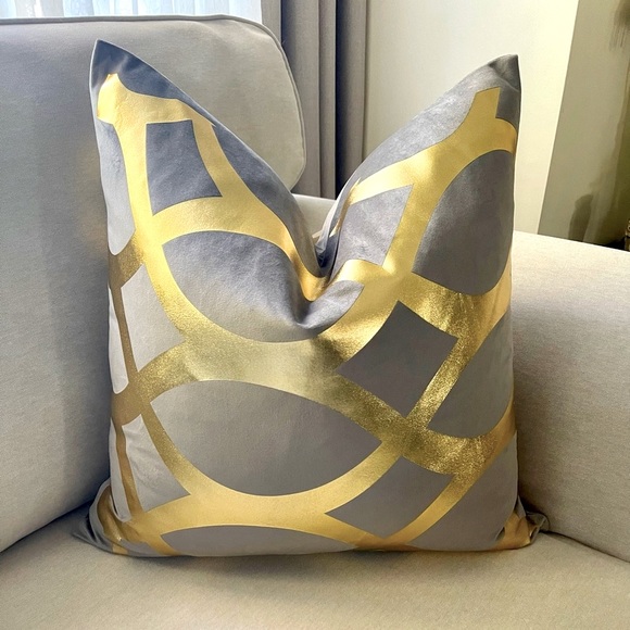 Luxury grey and gold foil pillow. Size 22x 22 inches - Picture 12 of 12